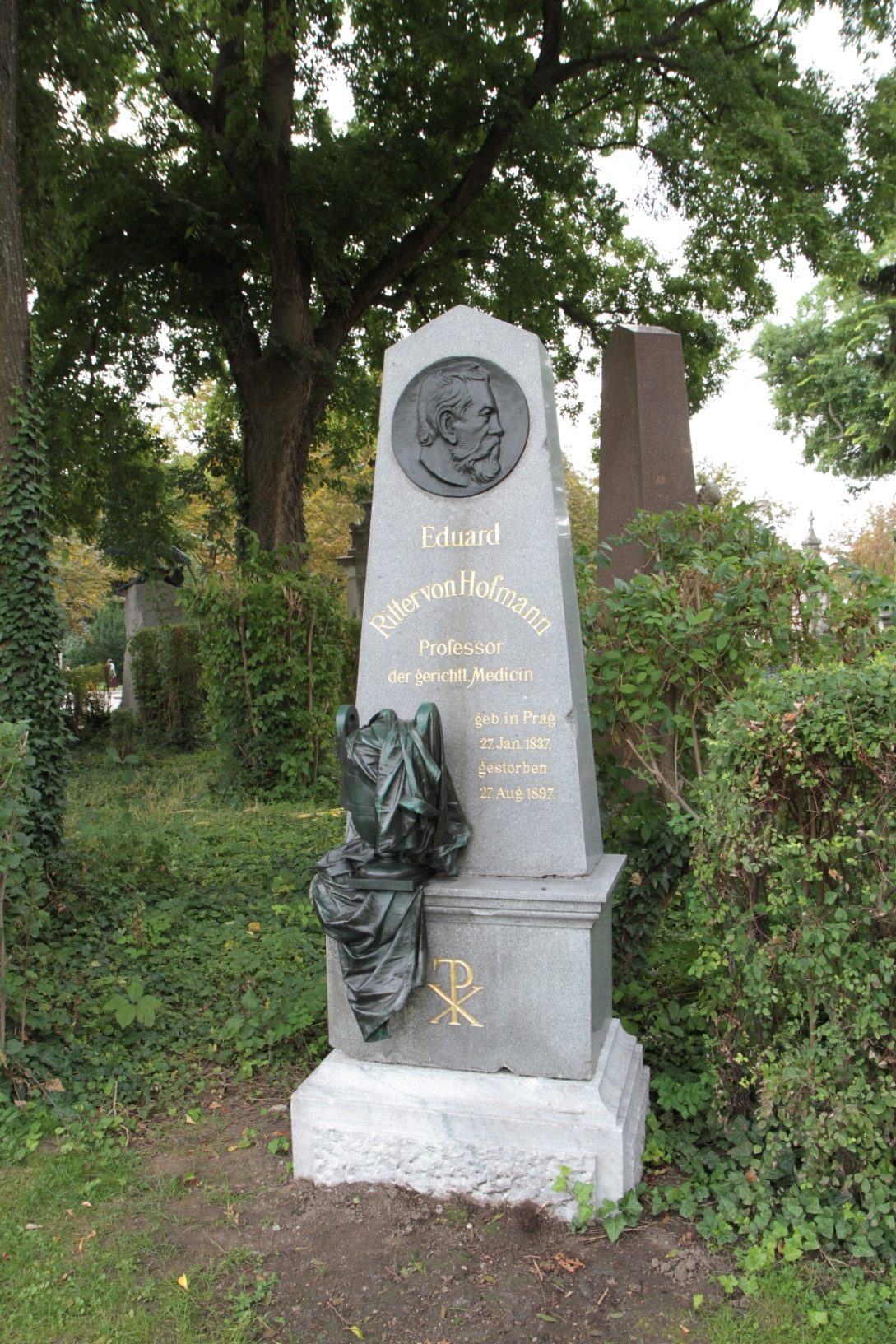 Eduard%20von%20Hofmann%27s%20tomb%2C%20Vienna%20-%2002.JPG